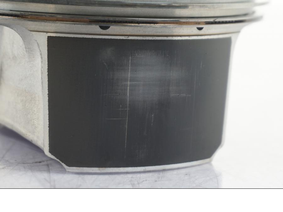 Snett nerifrån på Kolv från en BMW R NineT -2017 motorcykel.