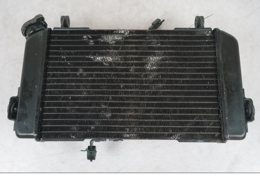 Framsidan på Vattenkyl från en Suzuki SV 650 -1999 motorcykel.