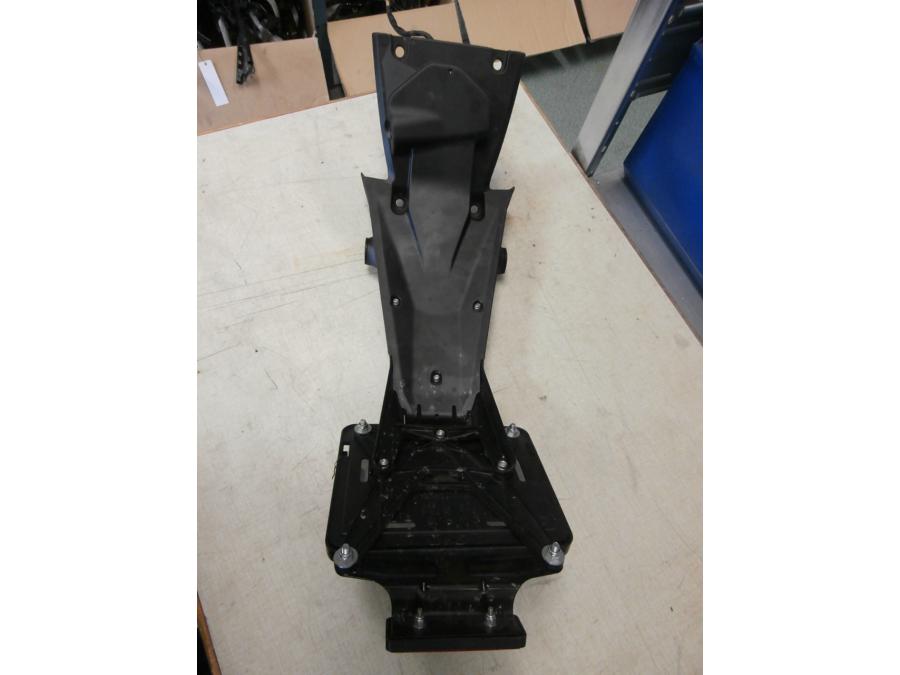 Snett uppifrån på Skylthållare från en Ducati Monster 696 -2013 motorcykel.