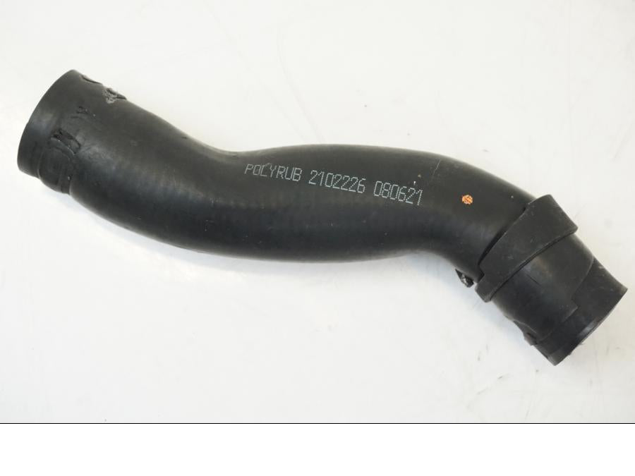 Snett uppifrån på Vattenkyl Slang Set från en Triumph Speed Triple -2021 motorcykel.