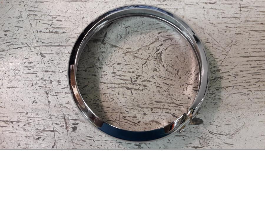 Framsidan på Strålkastarsarg från en H-D Touring Ultra Classic FLHTCU/I -2008 motorcykel.