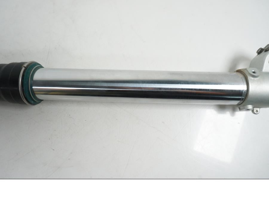 Höger sida på Gaffelben från en AJP PR7 -2021 motorcykel.