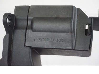 Höger sida på Säkringshållarlock från en KTM 390 Adventure -2021 motorcykel.