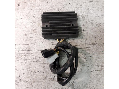 Baksidan på Likriktare från en Suzuki VZ 1600 -2005 motorcykel.