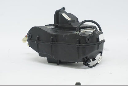 Baksidan på Spjällhus från en Ducati Desert X -2022 motorcykel.