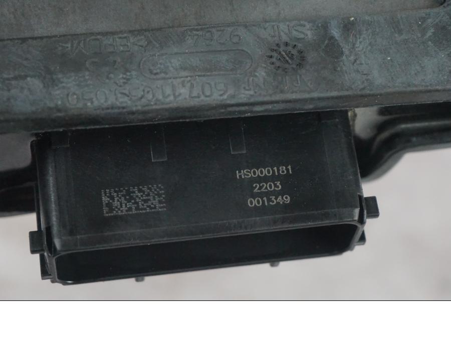 Snett uppifrån på Kontrollenhet från en KTM 1290 Super Duke R -2022 motorcykel.