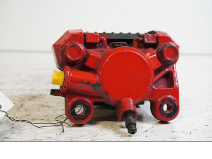 Baksidan på <p>Bromsok bak från Suzuki GSX-R 750 W 1995.</p>

<p>Tokico 2-kolv, rödmålad.</p> motorcykel.