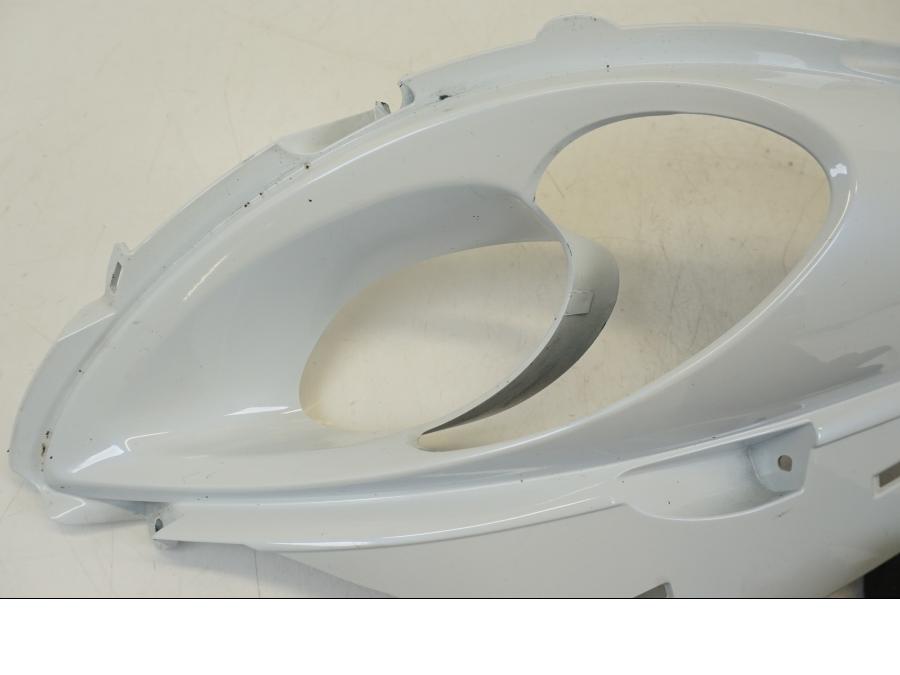 Snett uppifrån på Luftintag från en Suzuki GSX 1300 R -2017 motorcykel.