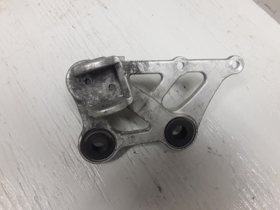 Framsidan på Fotpinnefäste från en Honda CBR 1000 F -1999 motorcykel.