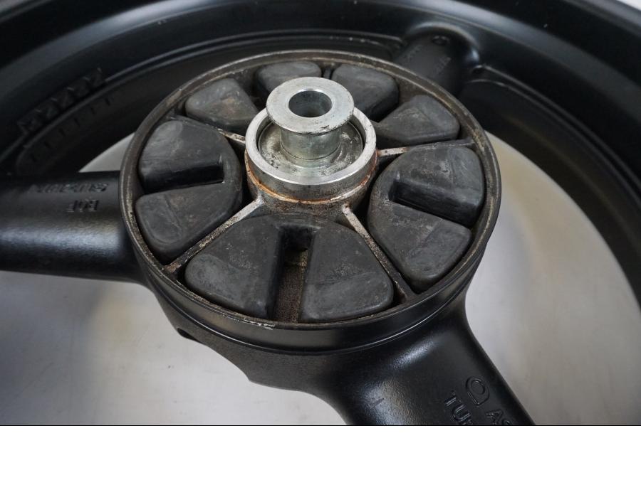 Extrabild1 på Fälg från en Suzuki GSX 600 F -1998 motorcykel.