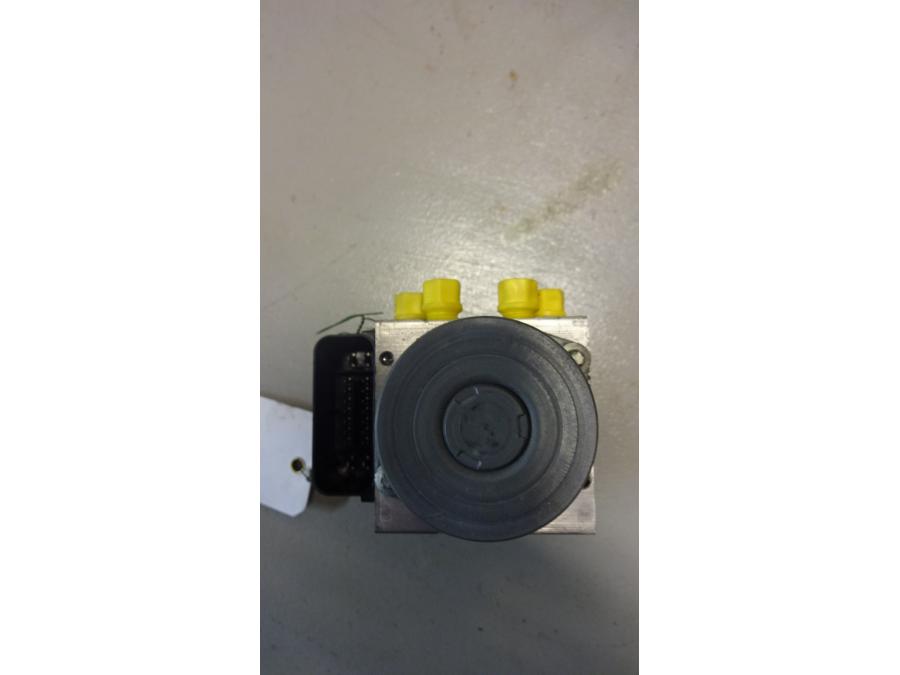 Baksidan på ABS Modulator från en BMW F 800 GT -2015 motorcykel.