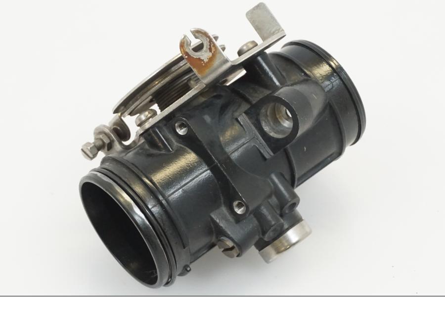 Baksidan på Spjällhus från en BMW R 1150 R -2002 motorcykel.