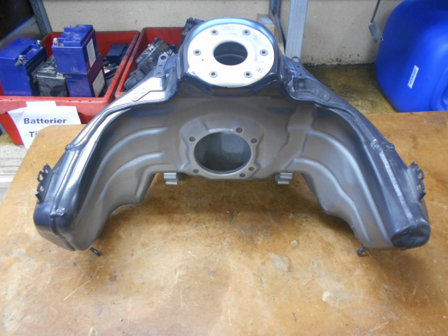 Vänster sida på Bensintank från en BMW R 1200 GSA -2017 motorcykel.