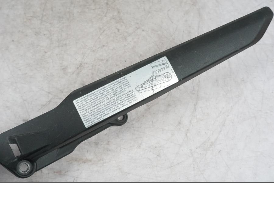 Snett uppifrån på Kedjeskydd från en Ducati Multistrada V4 -2024 motorcykel.