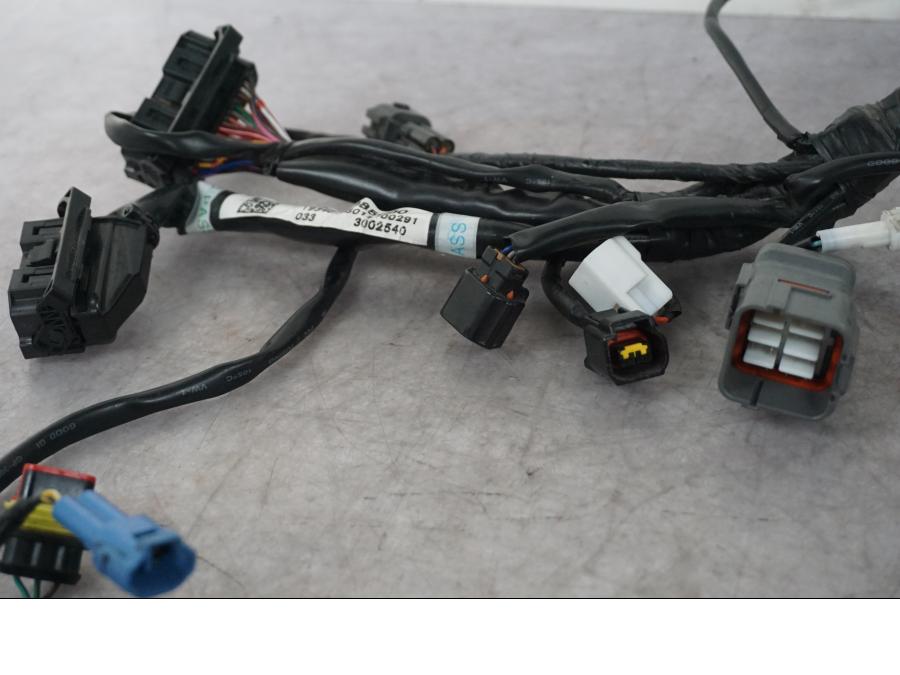 Snett uppifrån på Kabelstam från en KTM 1290 Super Duke GT -2019 motorcykel.