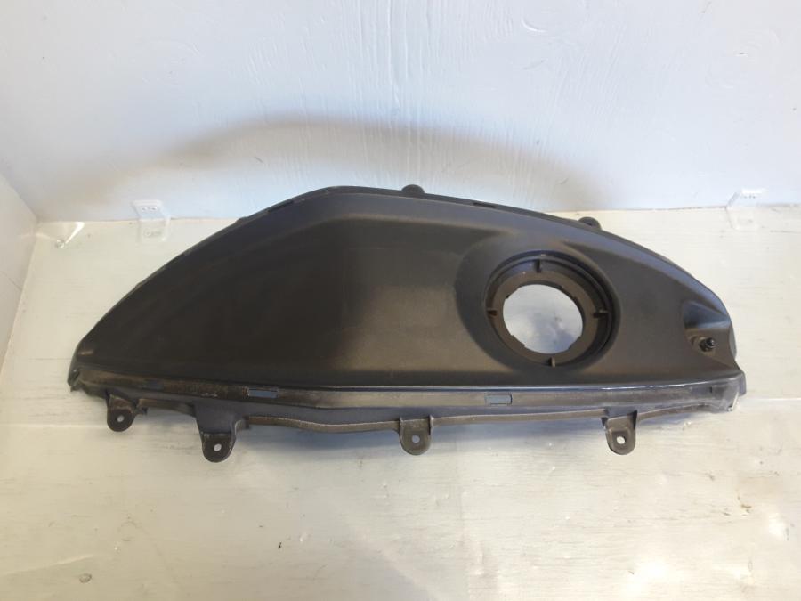 Framsidan på Bensintankskåpa från en Yamaha MT 125 -2017 motorcykel.