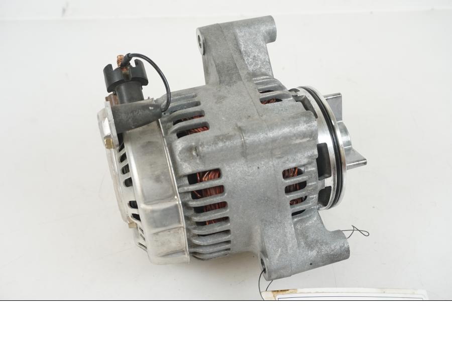 Baksidan på Generator från en BMW K 1200 S -2005 motorcykel.