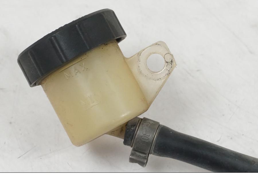 Höger sida på Bromsvätskebehållare från en BMW F 800 GS -2008 motorcykel.