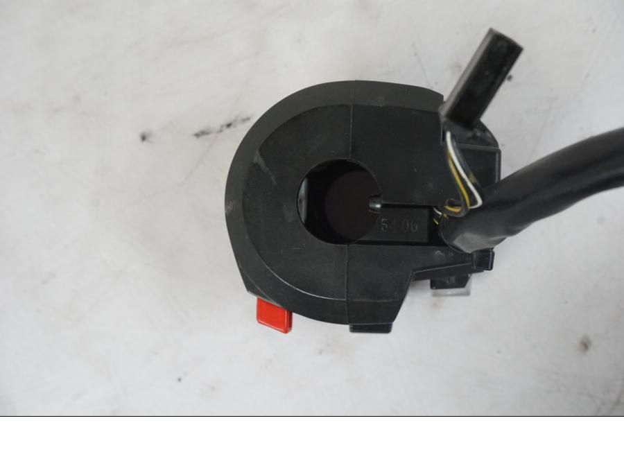 Snett uppifrån på Styrelreglage från en Suzuki GSX-R 1000 -2005 motorcykel.