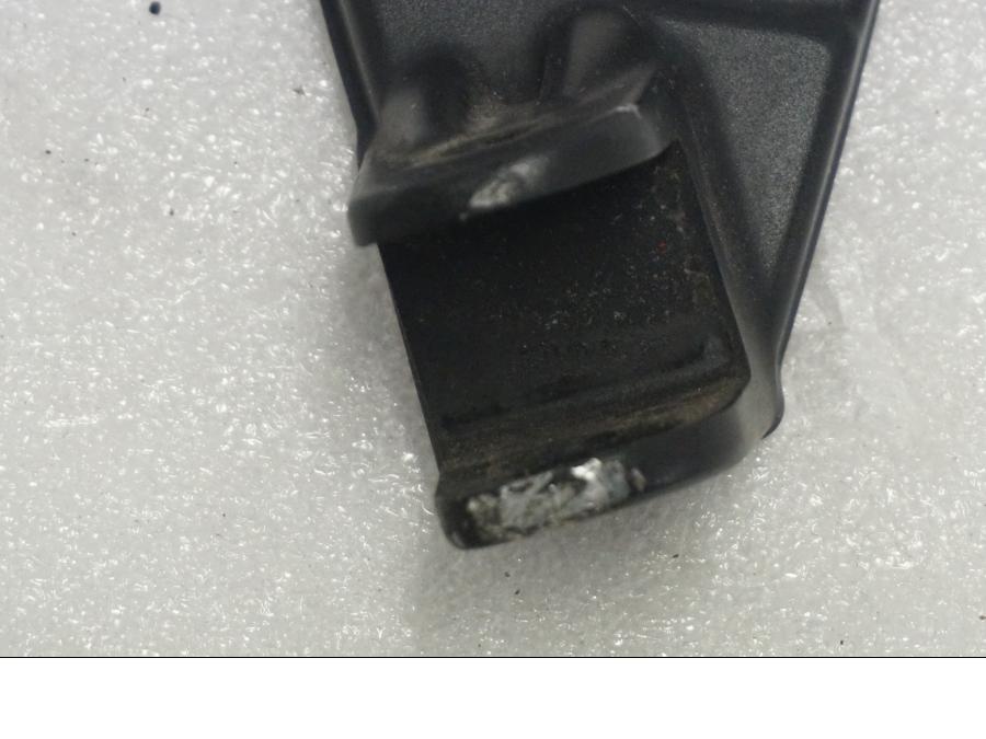 Höger sida på Fotpinnefäste från en BMW K 1300 R -2011 motorcykel.