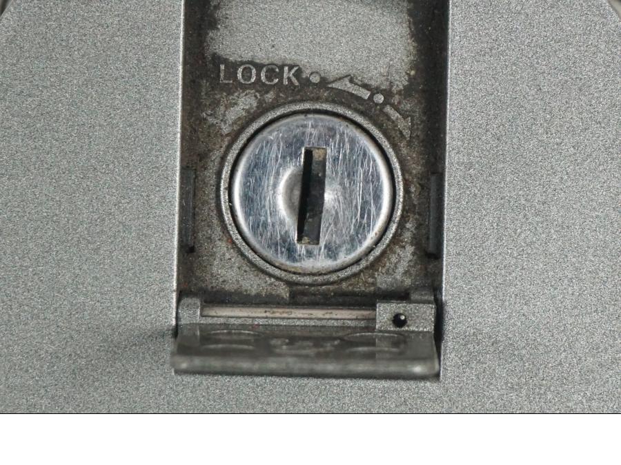 Extrabild1 på <p>Tanklock från Yamaha FZ-S 600 1998.</p>

<p>Med 1st nyckel och sadellås.</p> motorcykel.