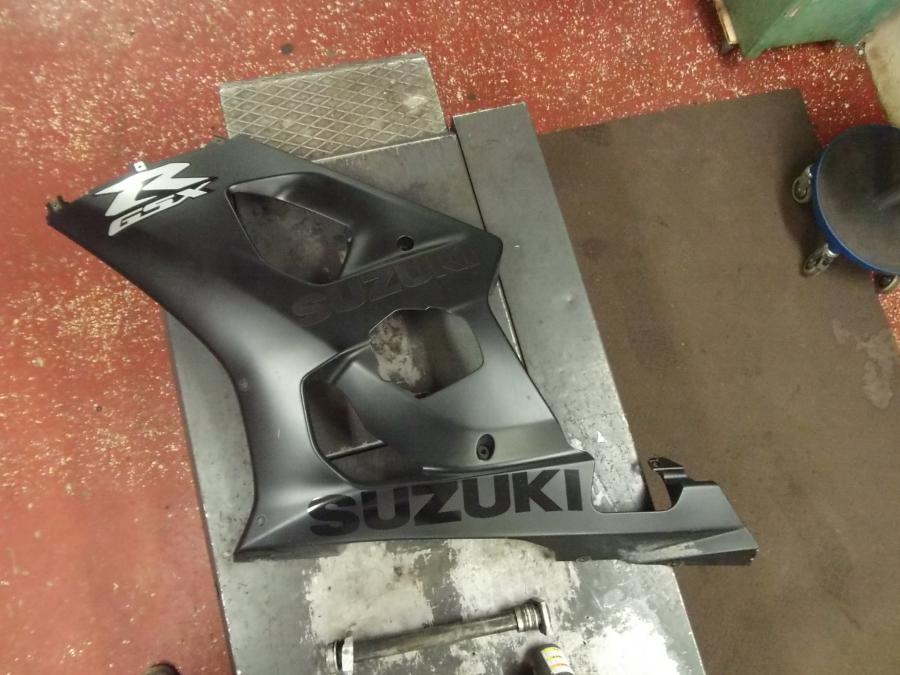 Framsidan på Sidkåpa från en Suzuki GSX-R 1000 -2004 motorcykel.