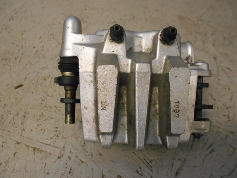 Baksidan på Bromsok från en Suzuki VZ 1600 -2004 motorcykel.