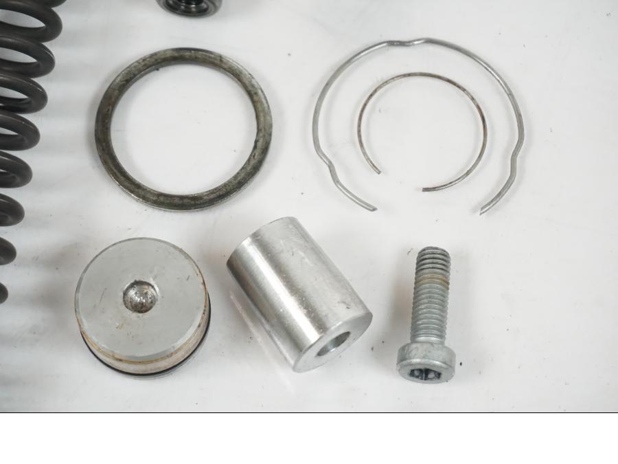 Baksidan på Gaffelbensdelar från en BMW F 650 CS -2002 motorcykel.