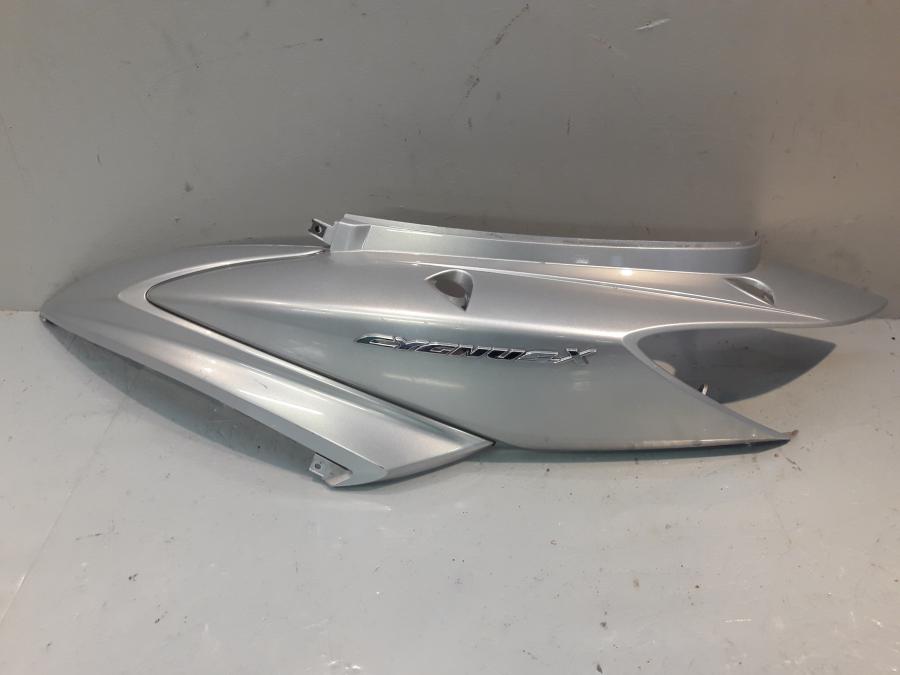 Framsidan på Bakvinge från en Yamaha Cygnus -2007 motorcykel.