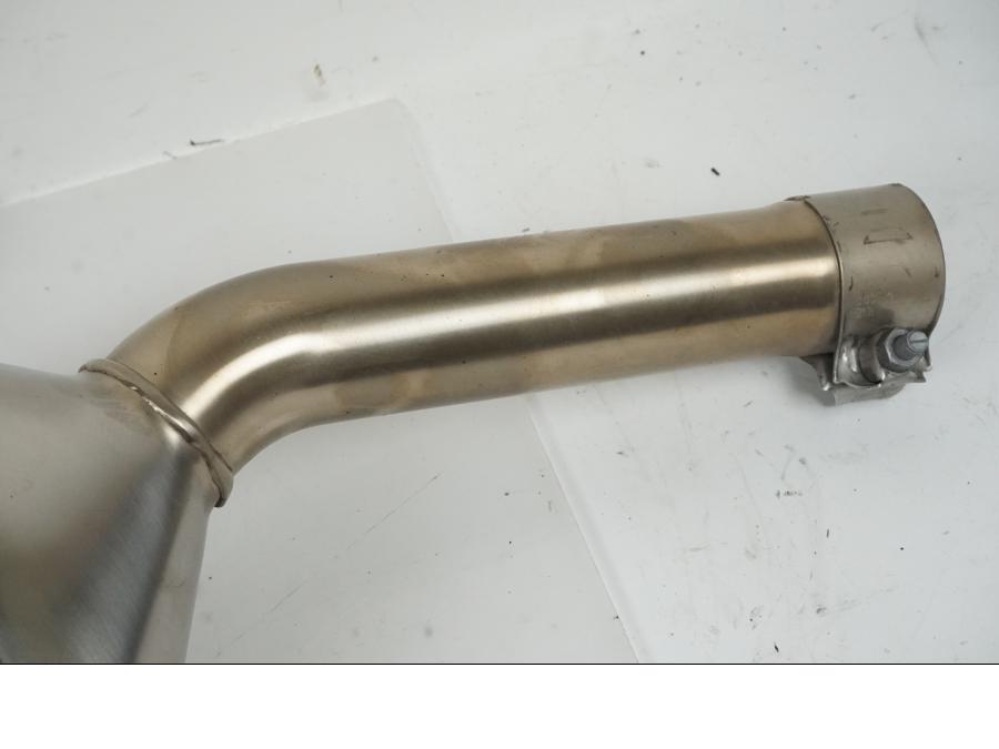 Snett nerifrån på Ljuddämpare från en BMW F 750 GS -2019 motorcykel.