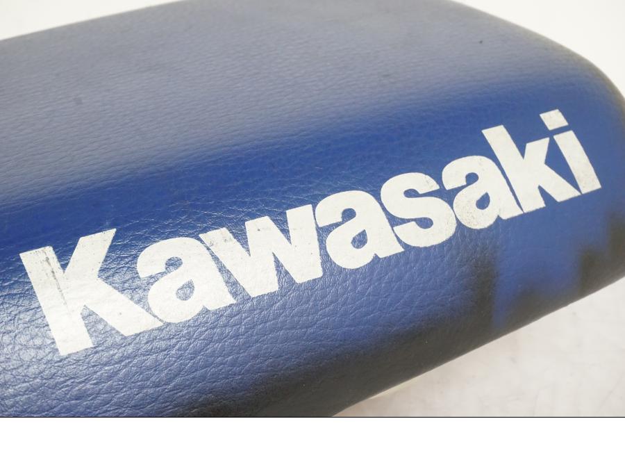 Baksidan på Sadel från en Kawasaki KL 650A -1987 motorcykel.