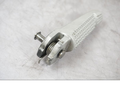 Baksidan på Fotpinne från en BMW F 800 R -2018 motorcykel.