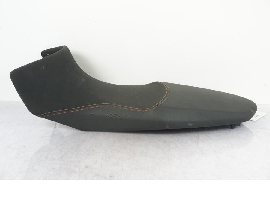 Framsidan på Sadel från en KTM 1290 Super Adventure R -2018 motorcykel.