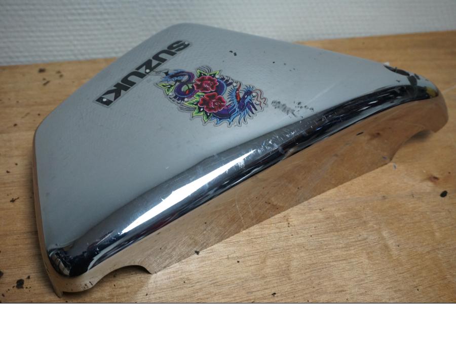 Baksidan på Sidopanel från en Suzuki VZ 800 -2000 motorcykel.