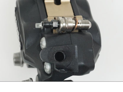 Snett uppifrån på Bromsok från en BMW R NineT -2022 motorcykel.