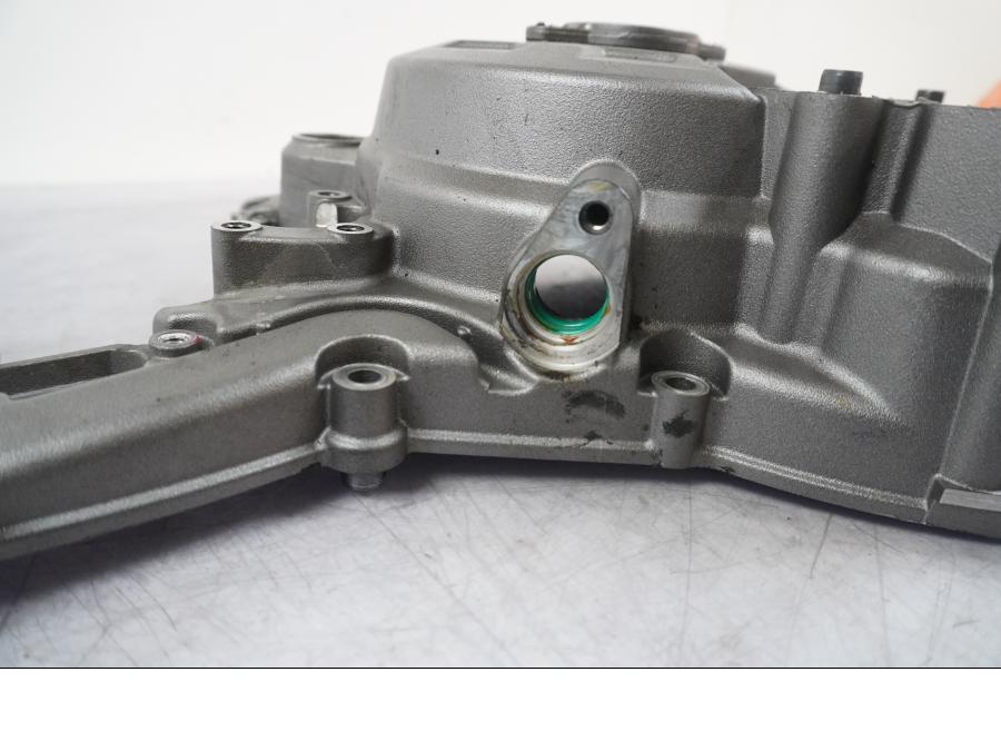 Höger sida på Generatorkåpa från en Ducati Multistrada 1260 -2020 motorcykel.