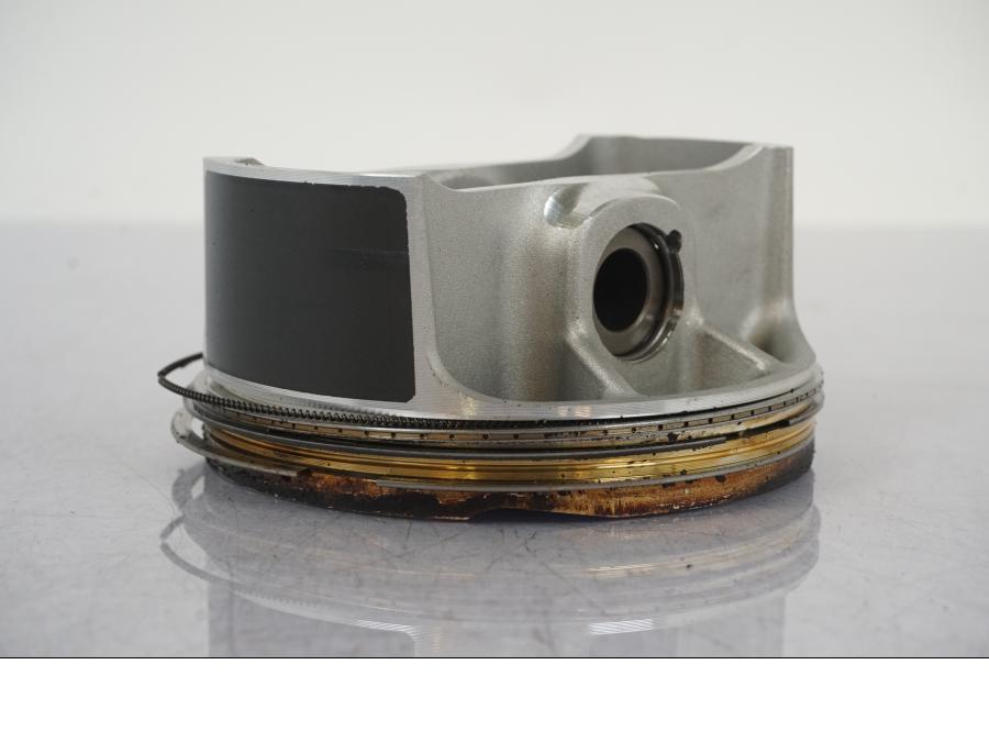 Vänster sida på Kolv från en BMW R 1250 GS -2023 motorcykel.