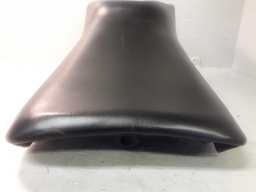 Vänster sida på Sadel från en Honda CBR 125 R -2008 motorcykel.