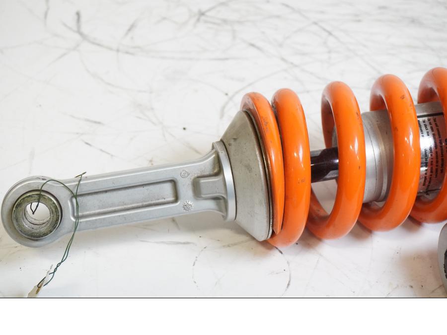 Vänster sida på Stötdämpare från en KTM 990 Super Duke R -2010 motorcykel.