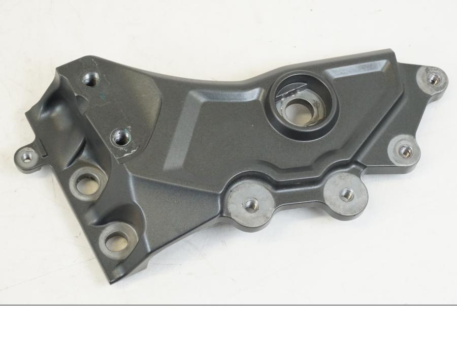 Framsidan på Fotpinnefäste inre från en Yamaha YZF R7 -2022 motorcykel.