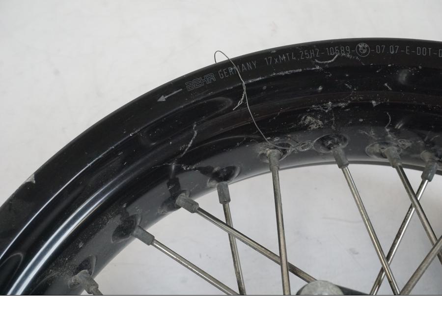 Snett uppifrån på Fälg från en BMW F 800 GS -2008 motorcykel.