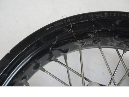 Snett uppifrån på Fälg från en BMW F 800 GS -2008 motorcykel.