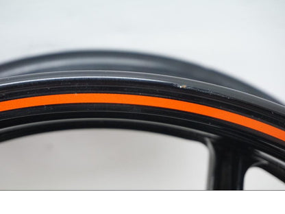 Snett uppifrån på Fälg från en Kawasaki Z 800 -2013 motorcykel.