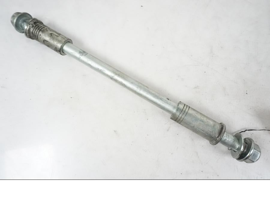 Vänster sida på Axel från en H-D Softail FXCW Rocker -2008 motorcykel.