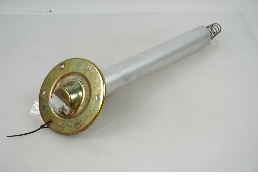 Baksidan på Bensintankgivare från en BMW K 1200 LT -2004 motorcykel.