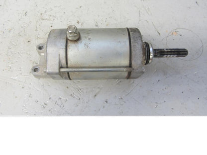 Framsidan på Startmotor från en Suzuki LTA 750 XP E -2009 motorcykel.