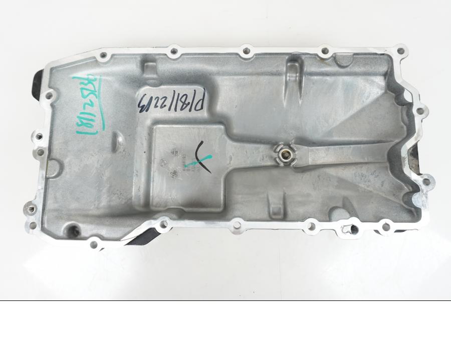 Snett uppifrån på Oljetråg från en BMW F 850 GS -2019 motorcykel.