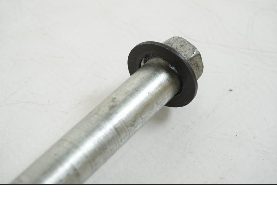 Snett nerifrån på Axel från en Suzuki GSX 600 F -1998 motorcykel.