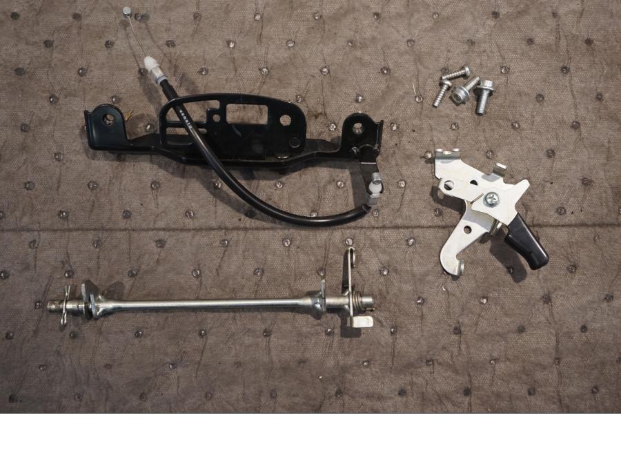 Framsidan på Sadellåsmekanism från en Yamaha V-Max 1700 -2010 motorcykel.