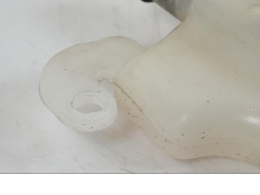 Vänster sida på Vattenexpansionskärl från en Suzuki SV 650 S -2005 motorcykel.